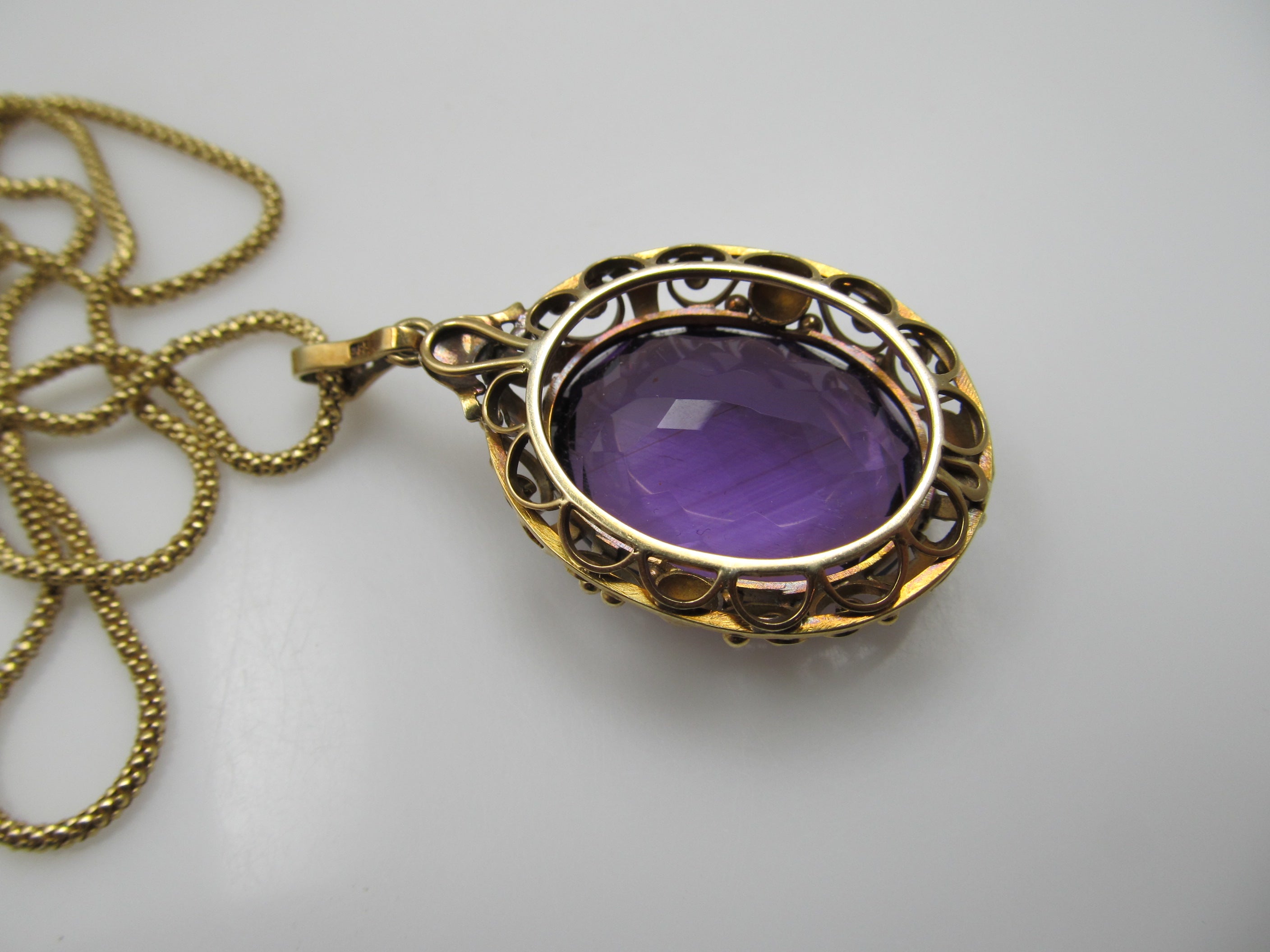 Vintage 14k yellow gold necklace with a large amethyst