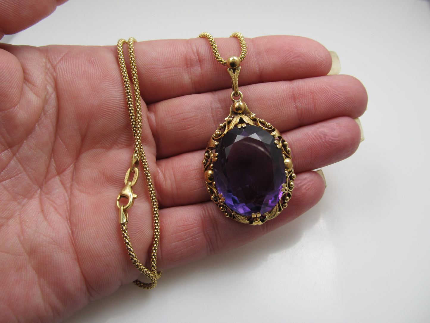 Vintage 14k yellow gold necklace with a large amethyst