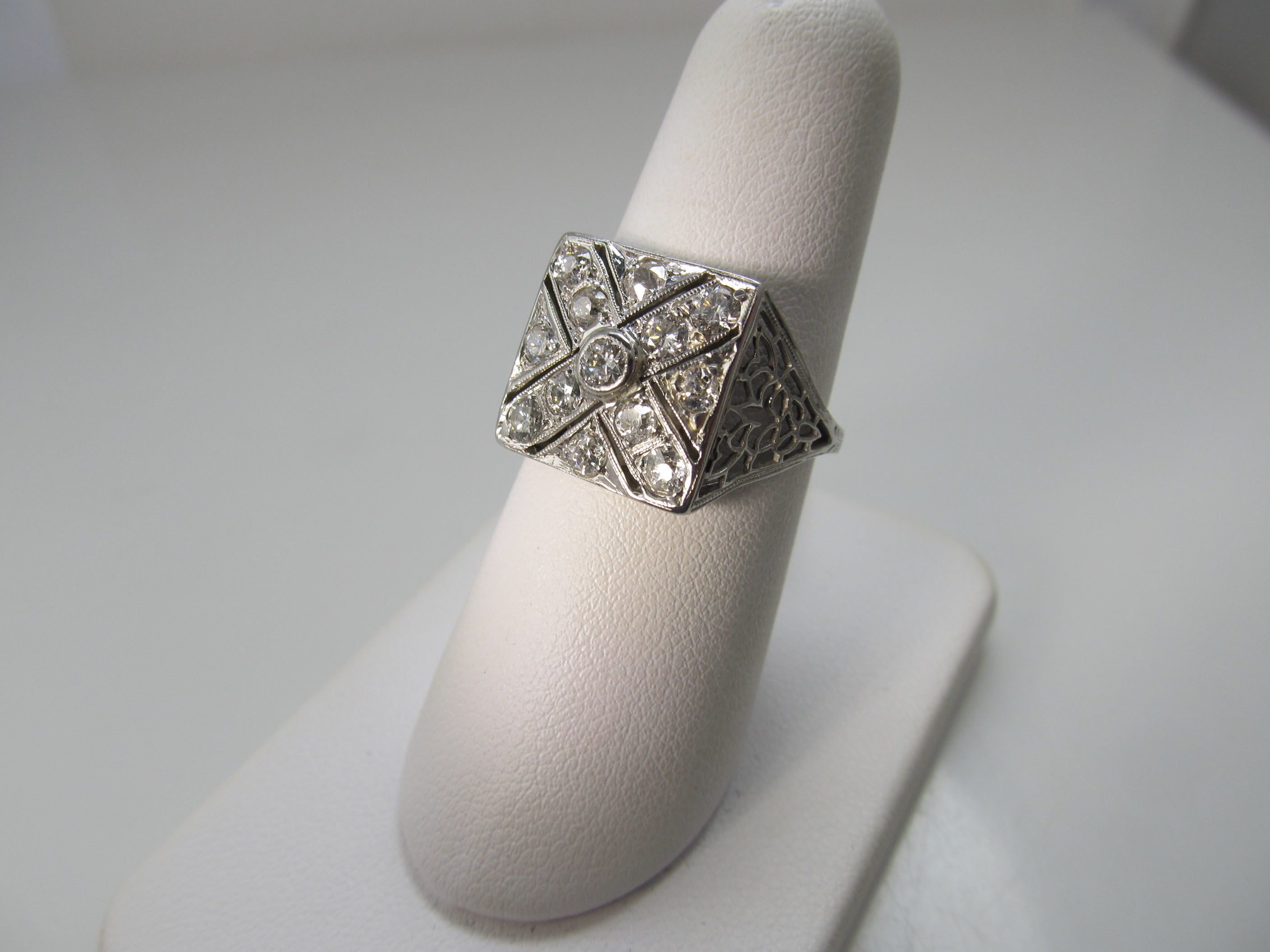 Antique 1.30ct diamond square top ring, circa 1920