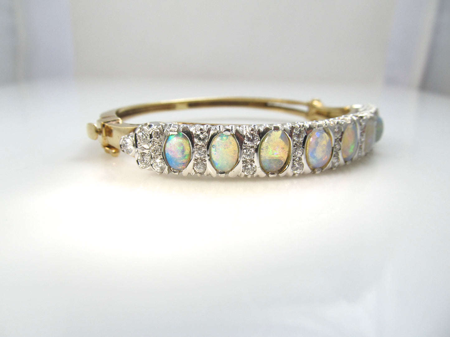 Outstanding vintage 3.00ct opal diamond bangle bracelet