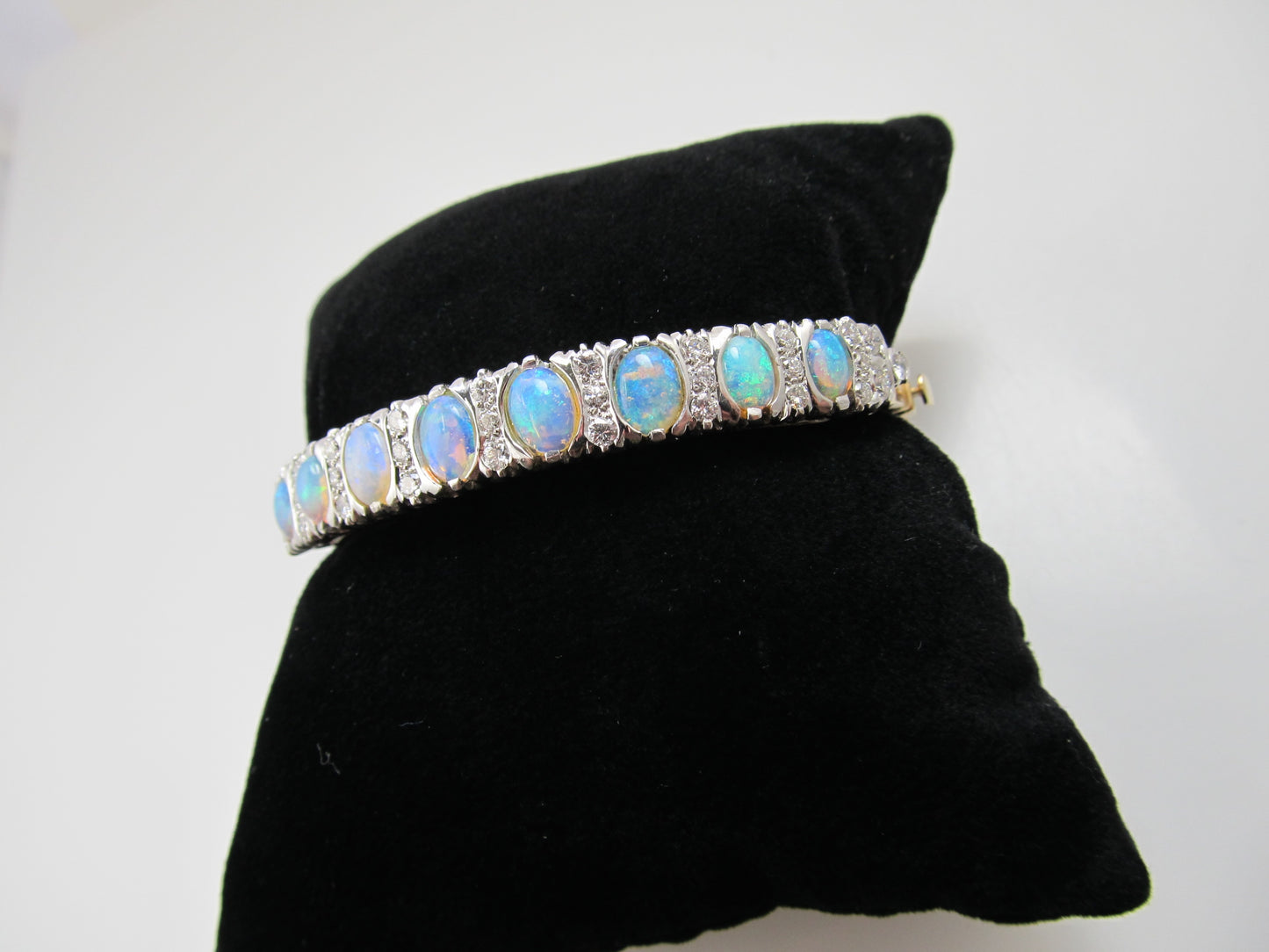 Outstanding vintage 3.00ct opal diamond bangle bracelet
