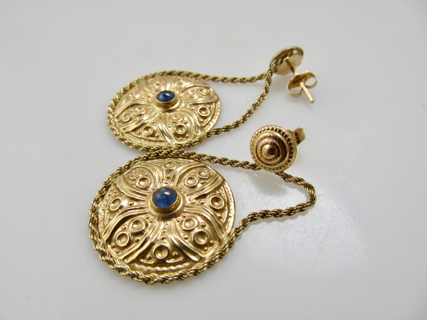 Cabochon sapphire yellow gold disc earrings