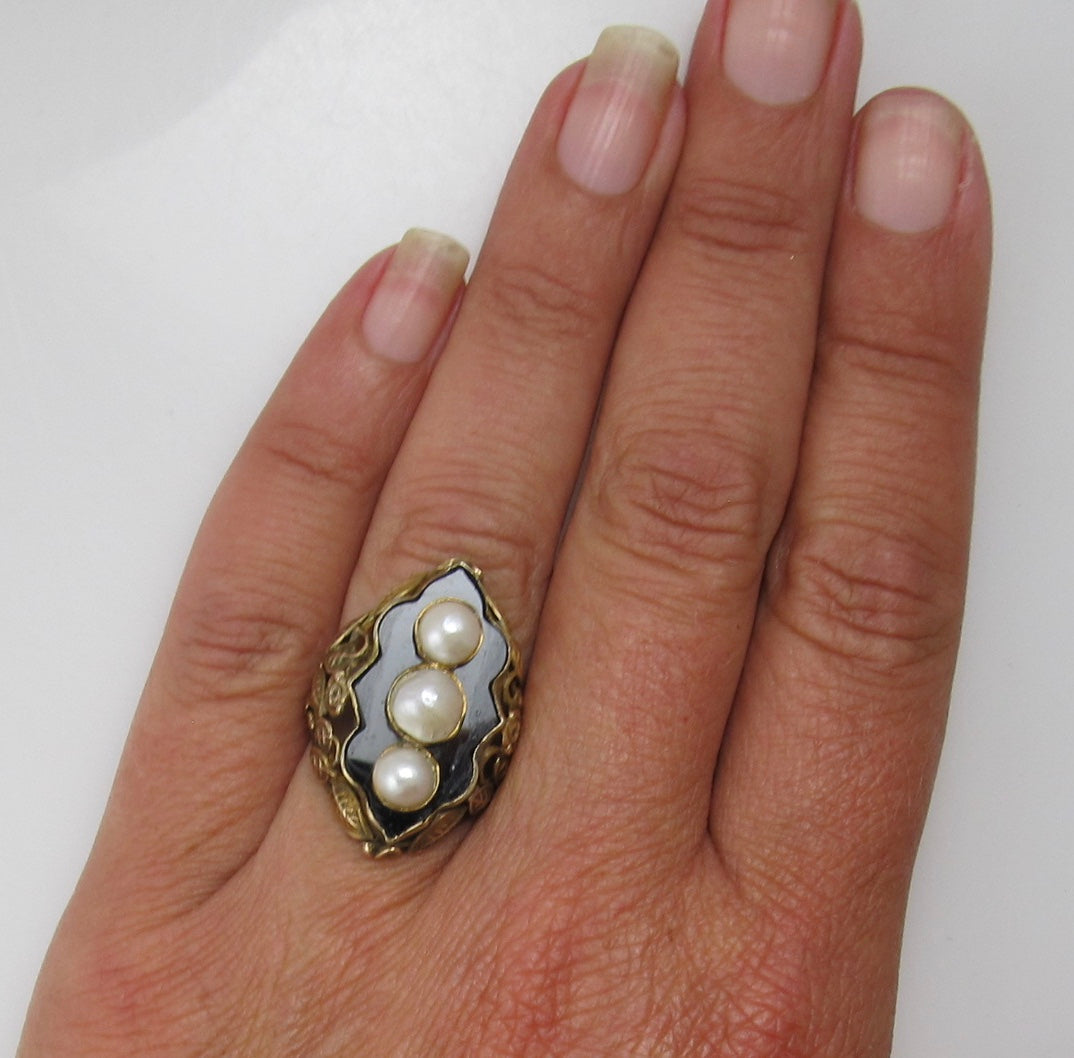 Art Nouveau pearl and onyx ring