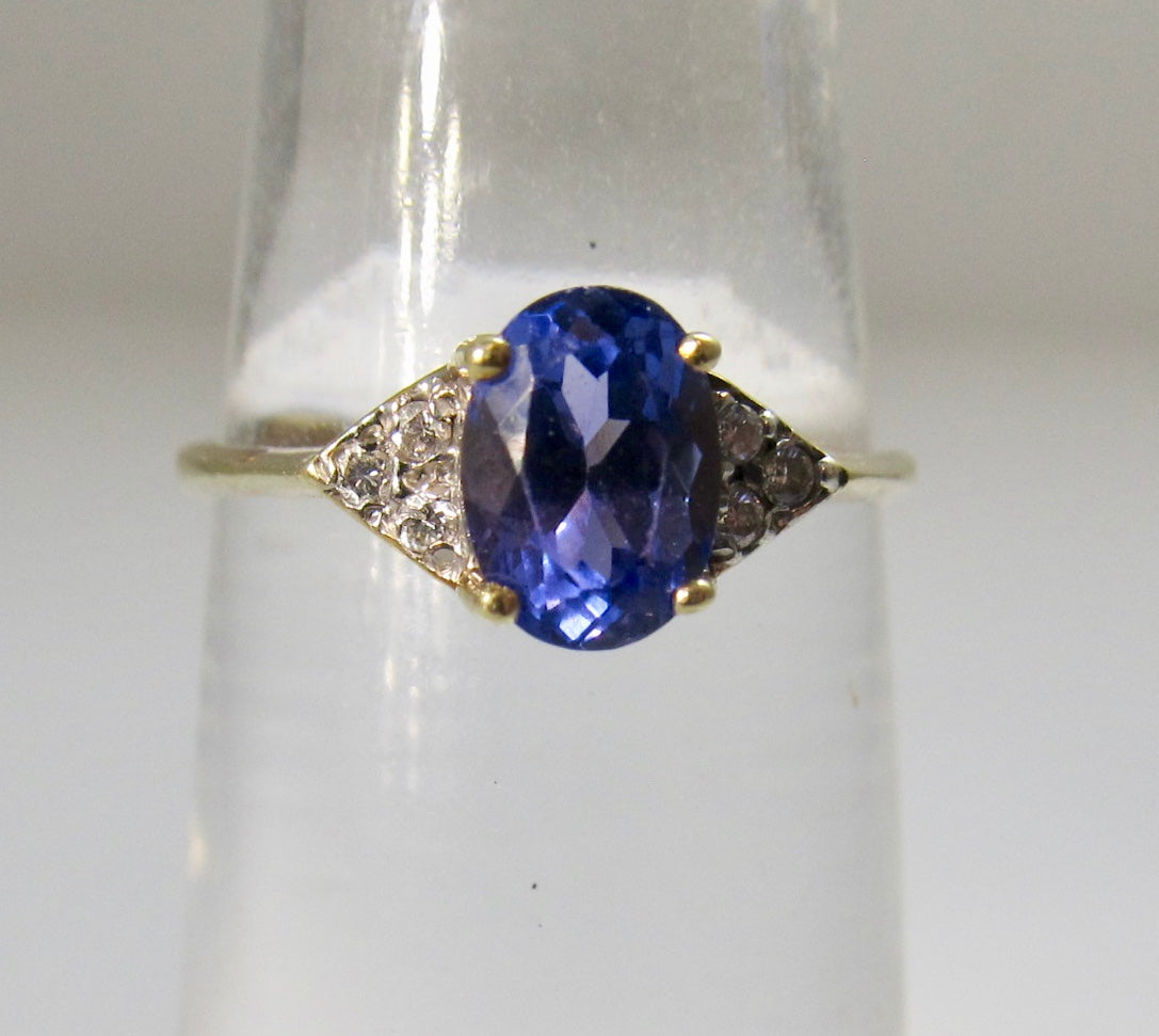 Modern tanzanite diamond ring