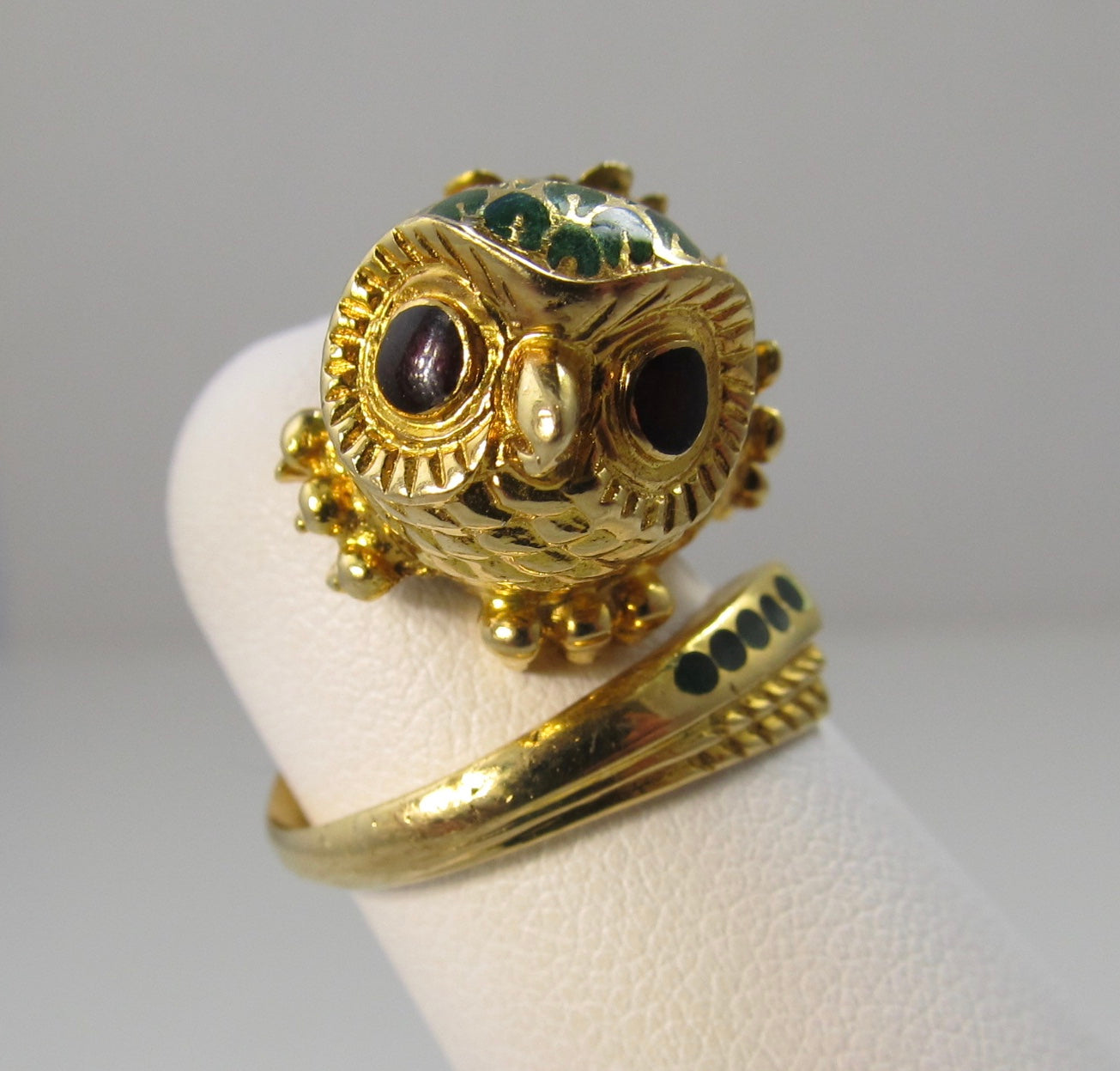 Love!  Vintage owl ring, 18k yellow gold with enamel