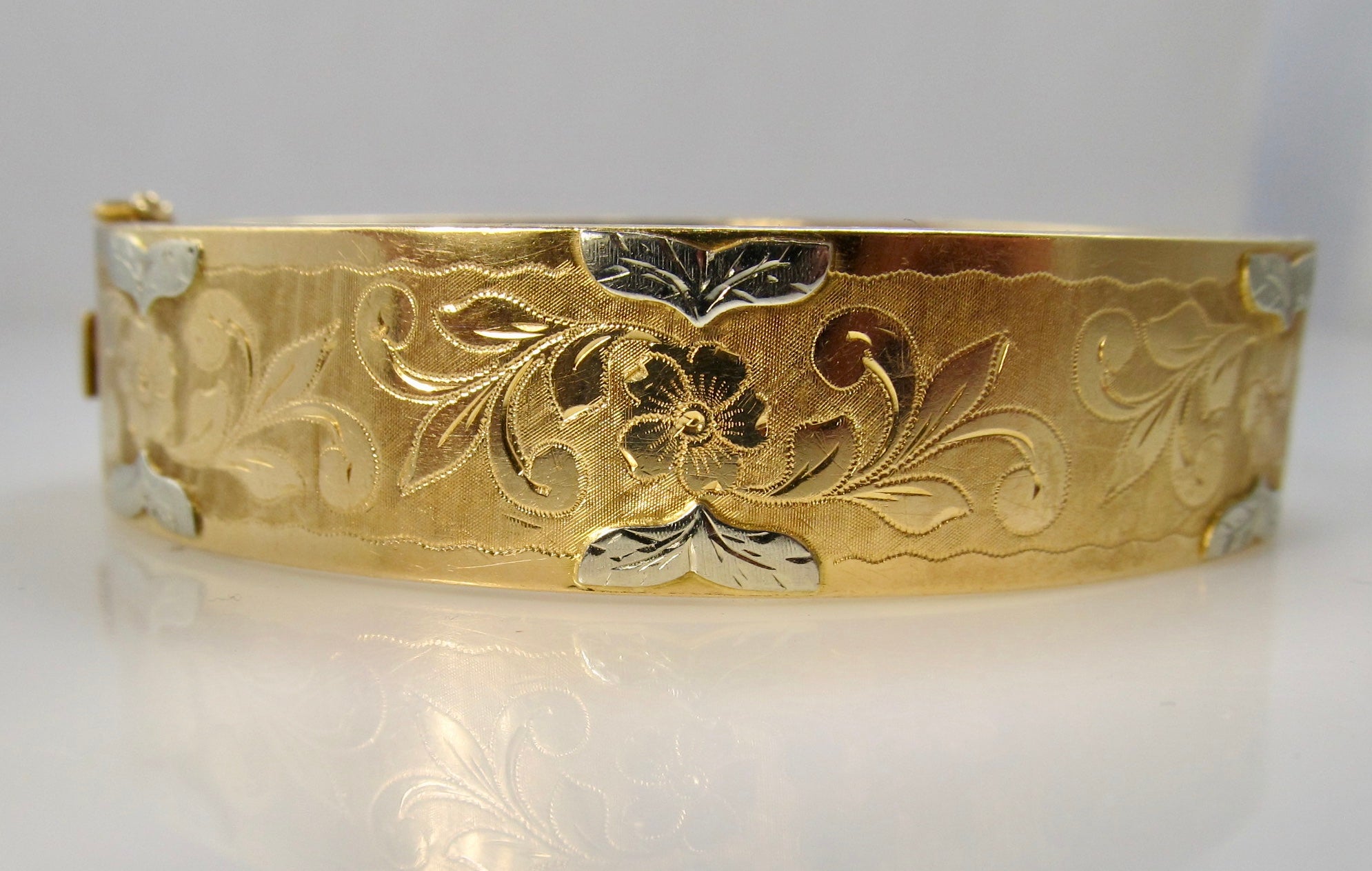 Vintage hand engraved 18k bangle bracelet