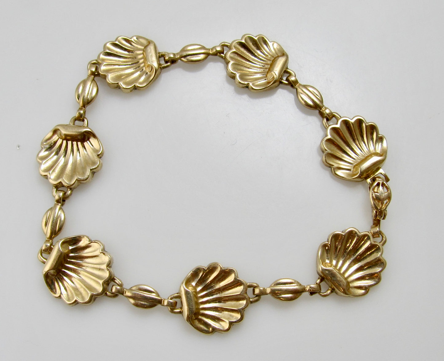 VIntage yellow gold shell bracelet – Victorious