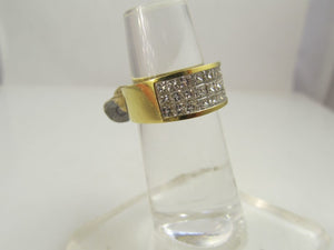 18k yellow gold band with 1.35cts in illusion set princess cut diamonds